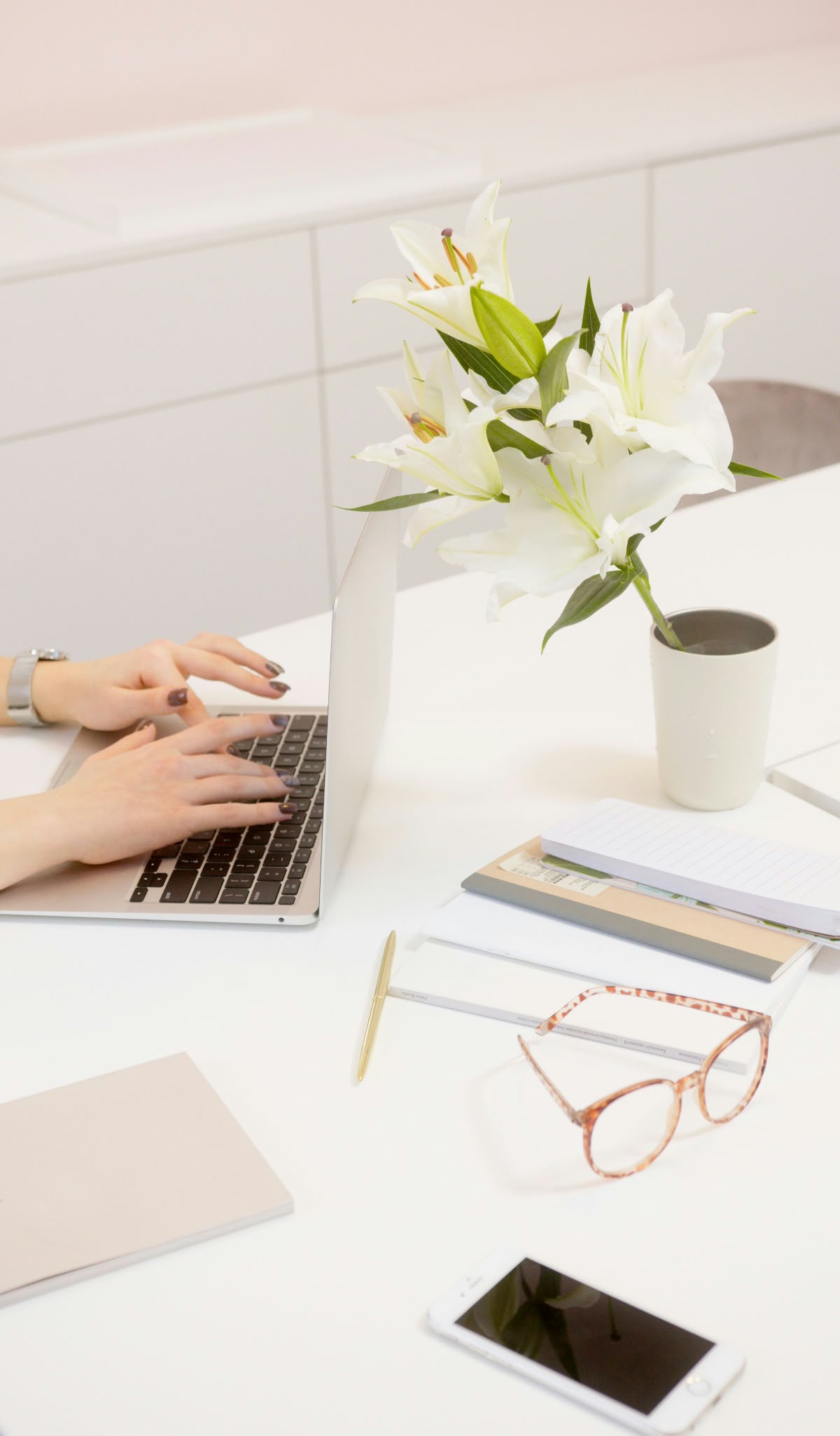 Schreibtisch mit Laptop für die Verwaltung von Buchungen